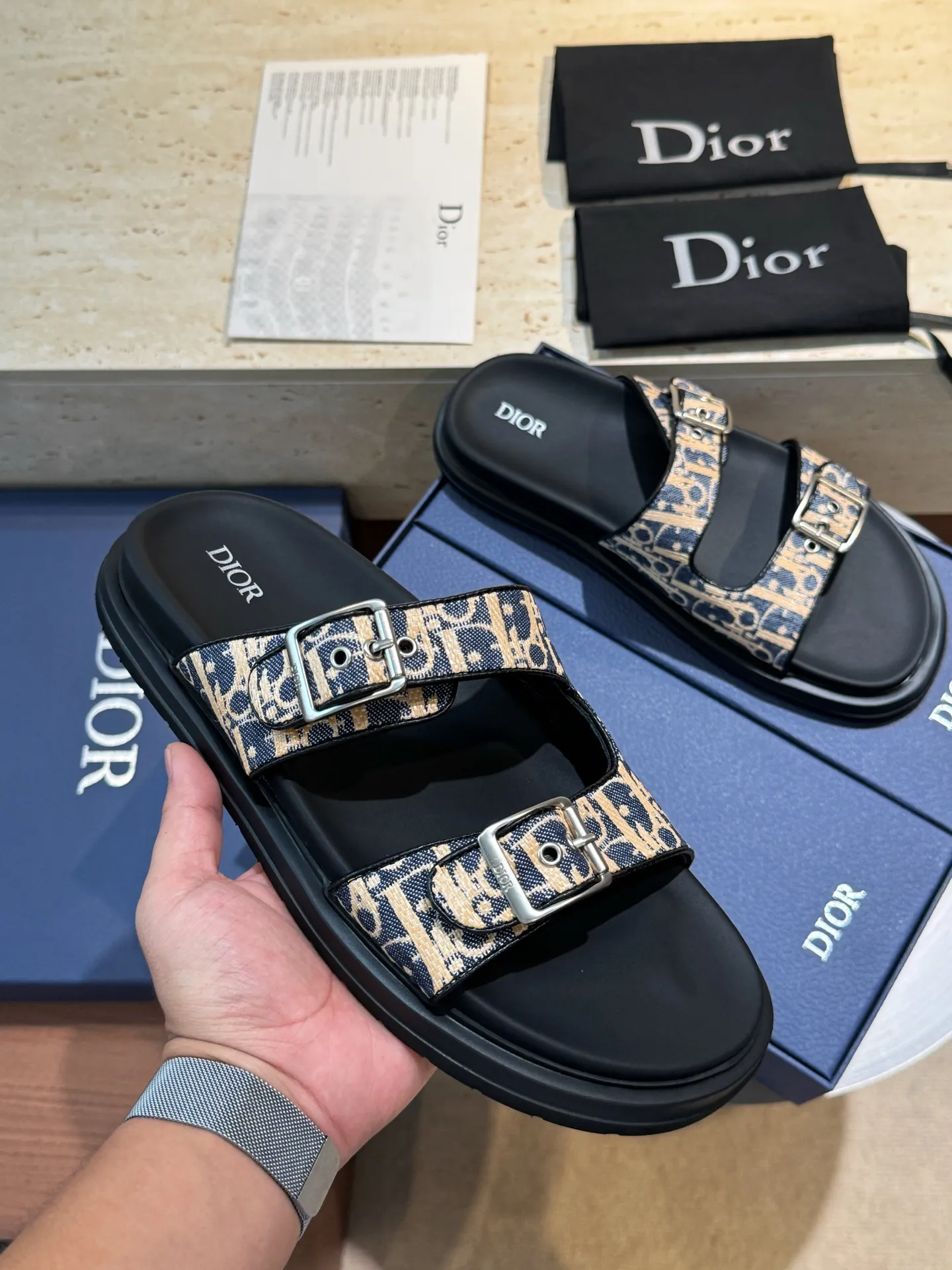 Factory price: 320💰Djia Aqua men's slippers and sandals, Dior's Aqua sandals are elegant and casual. The cross-strap design is reinterpreted in CD Diamond canvas, inspired by the brand's archives. Finished with a branded logo and tonal notch sole, they can be worn easily with shorts or jeans for a sophisticated look. Size:39-44(38 45 customized)